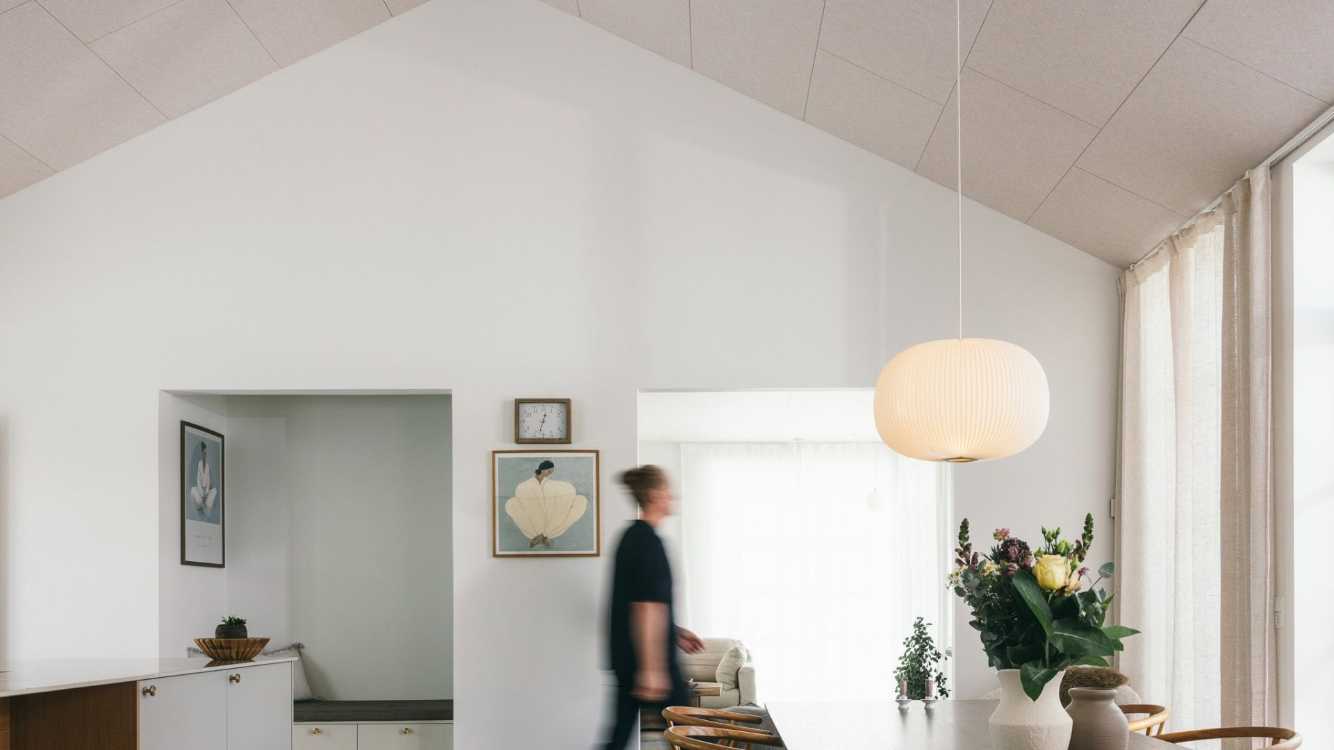 Akustikpaneler fra ARKU monteret på loft med kip i åbent køkken-alrum med høj loftshøjde og nordisk indretning