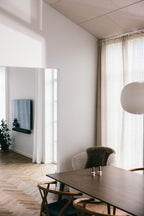 Arku rektangulært akustikpanel i lys sand. Køkkenalrum i forbindelse med stue med paketgulv i sammenspil med lofter i rolig lys beige farve.