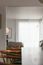 Kvadratisk lydabsorberende loftpanel fra Arku i mål 60 cm x 60 cm. Sat op i moderne hjem i farven lys sand